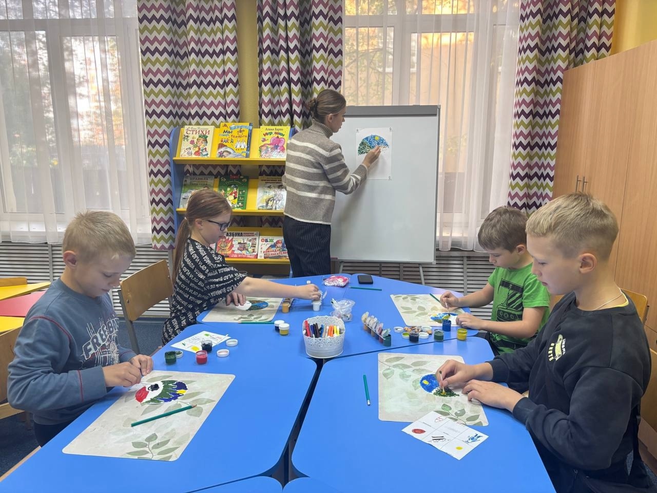 В арт-студии "Страна фантазий" кипит творческая жизнь