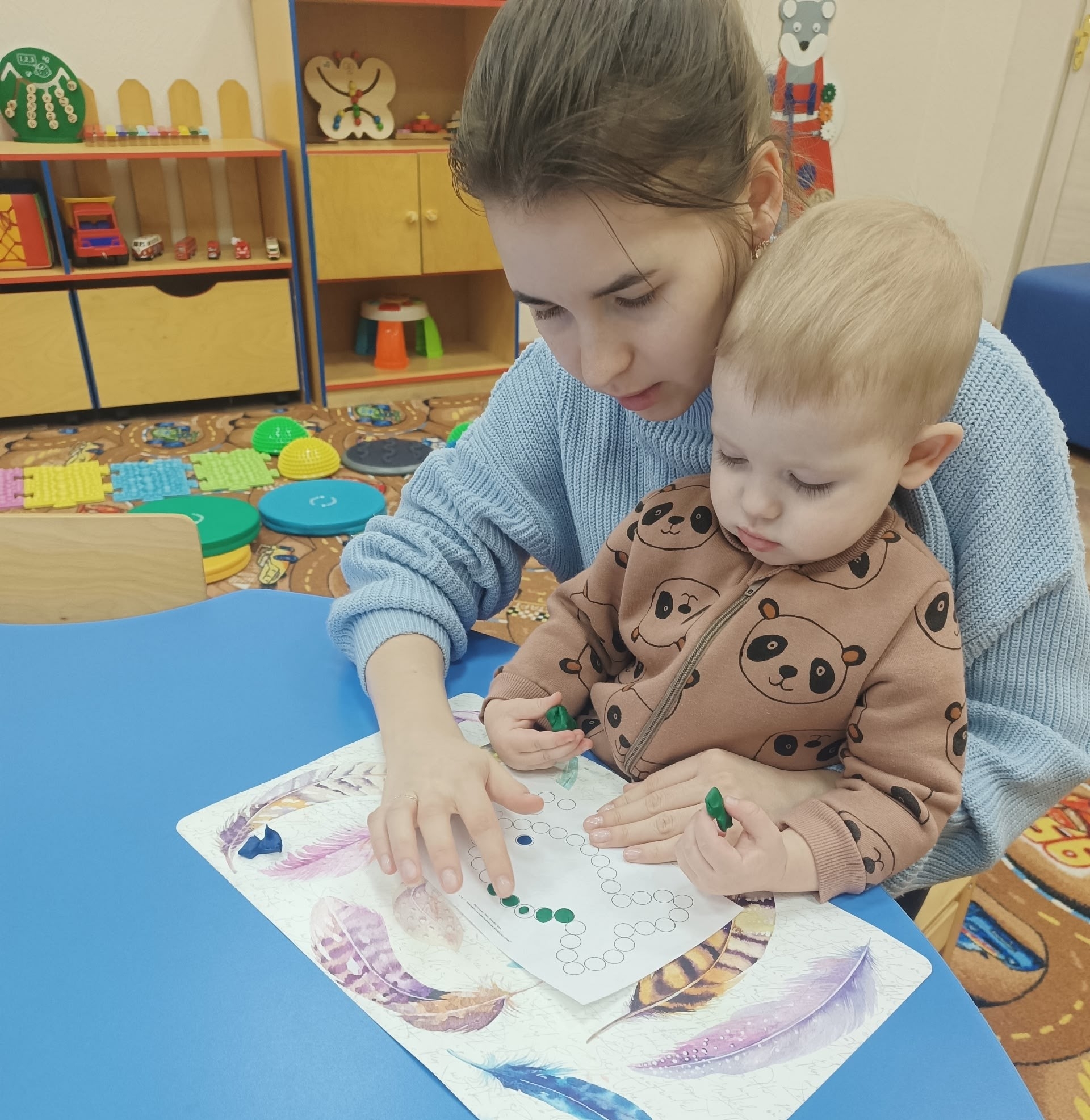 На групповых занятиях «Развиваемся, играя» малыши знакомятся с природными явлениями