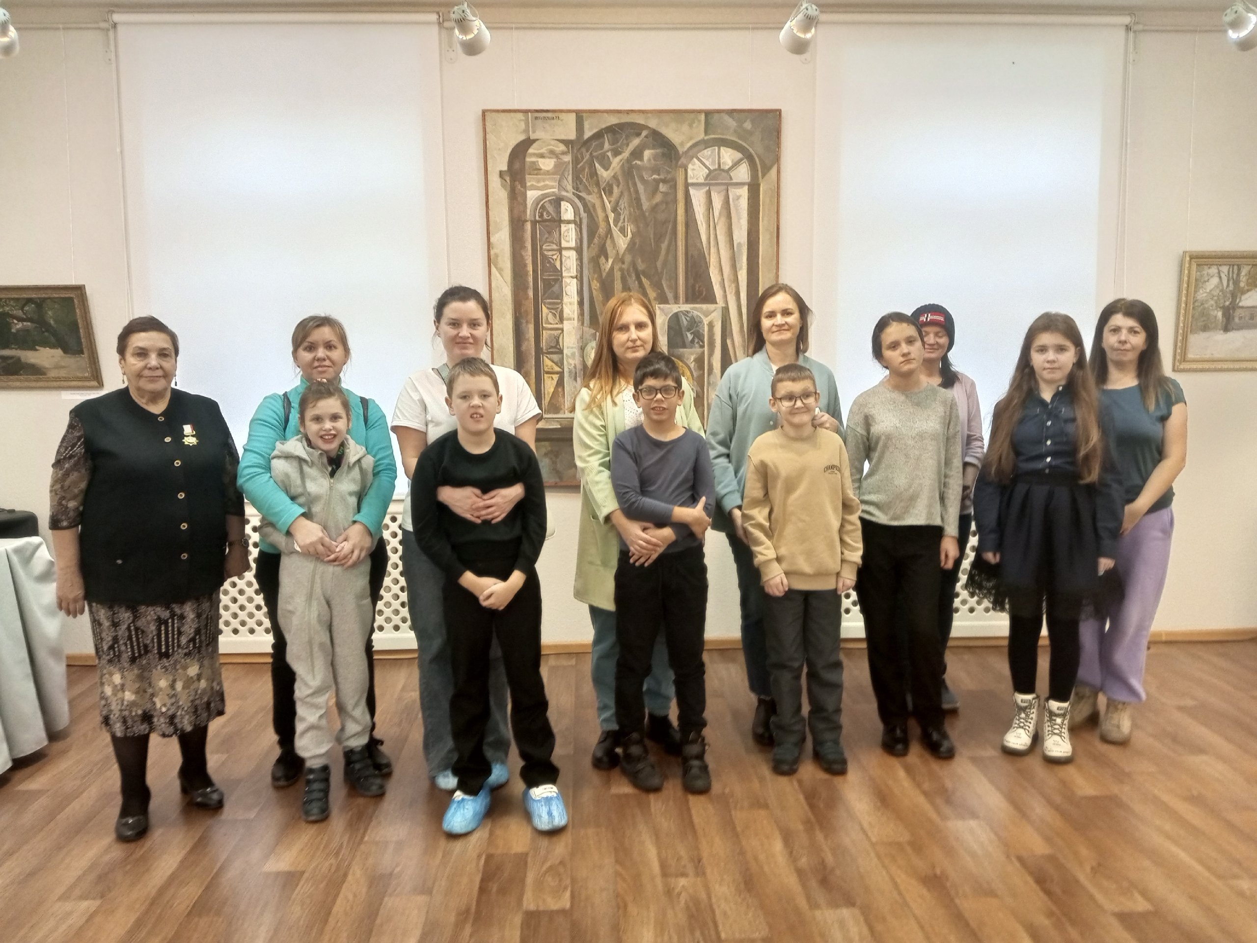 Приятная встреча участников клуба «Родители без границ» в Вологодской областной картинной галерее