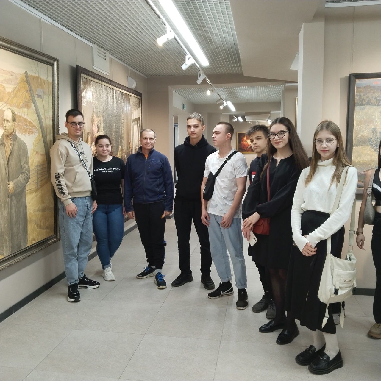 Подростки клуба «Республика ШкИД» посетили Вологодскую областную картинную галерею