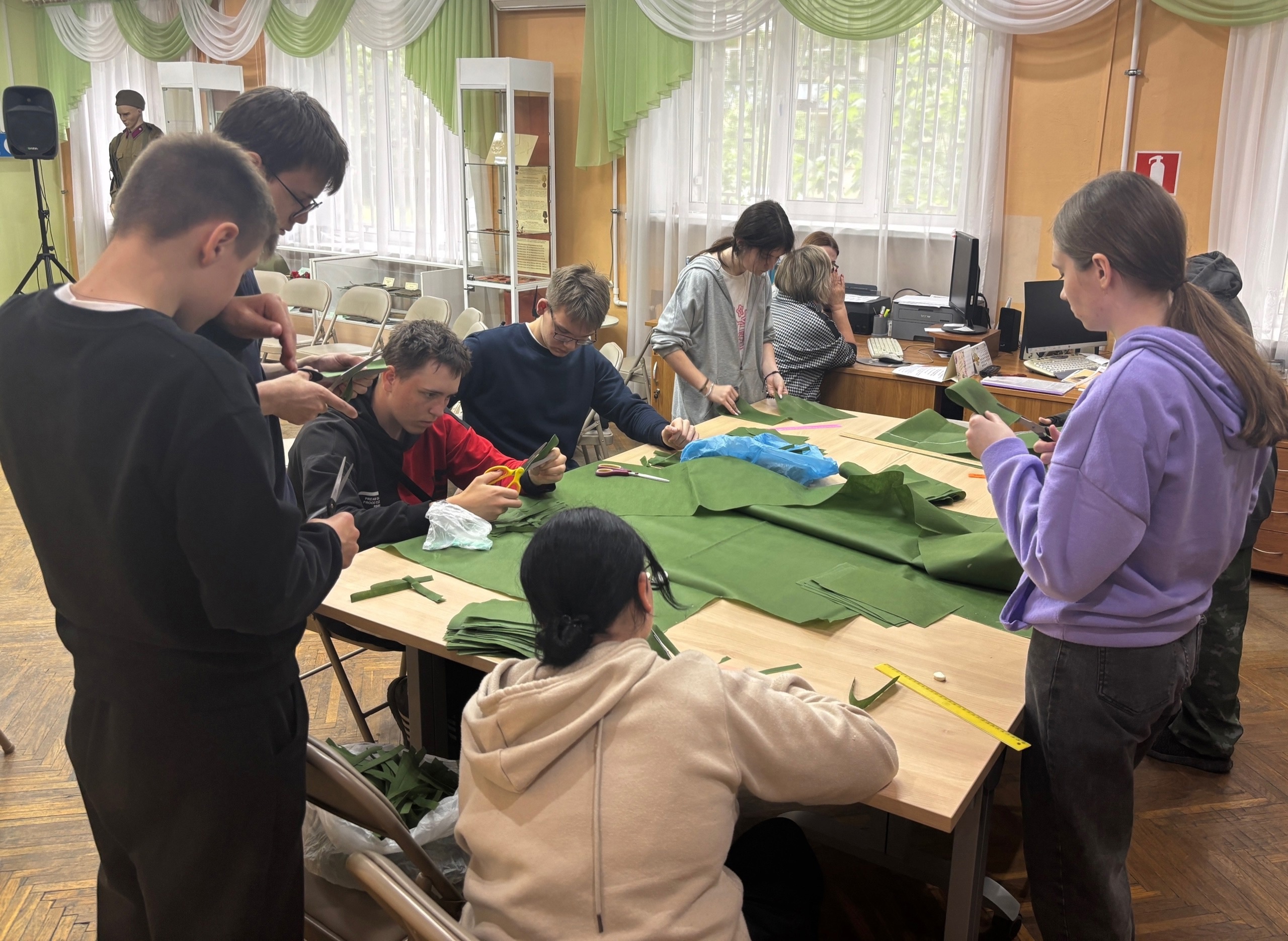 Участники трудовой бригады приняли участие в подготовке материала для маскировочных костюмов участников СВО