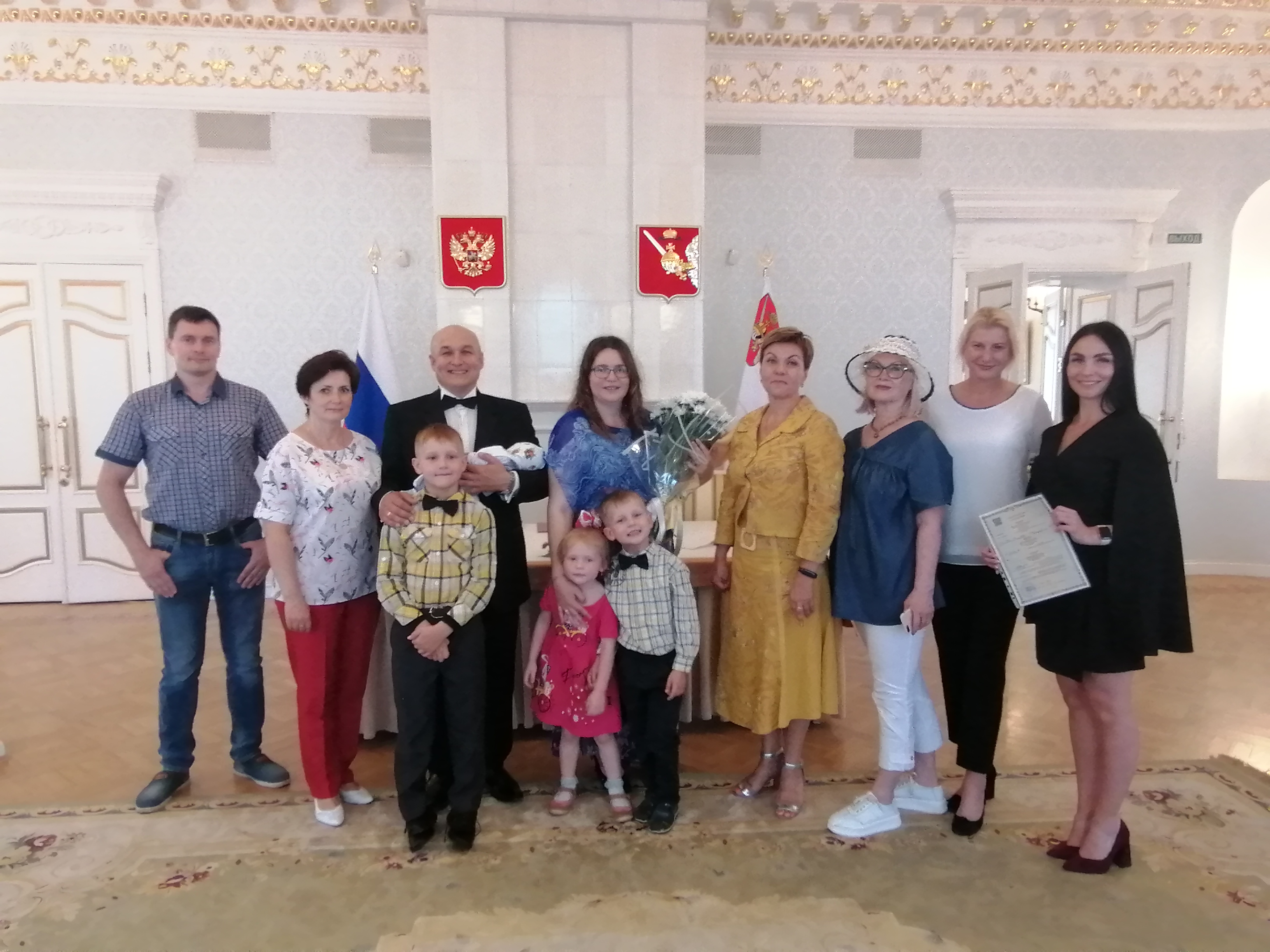 В Губернаторском доме состоялась торжественная церемония регистрации рождения ребенка в многодетной семье