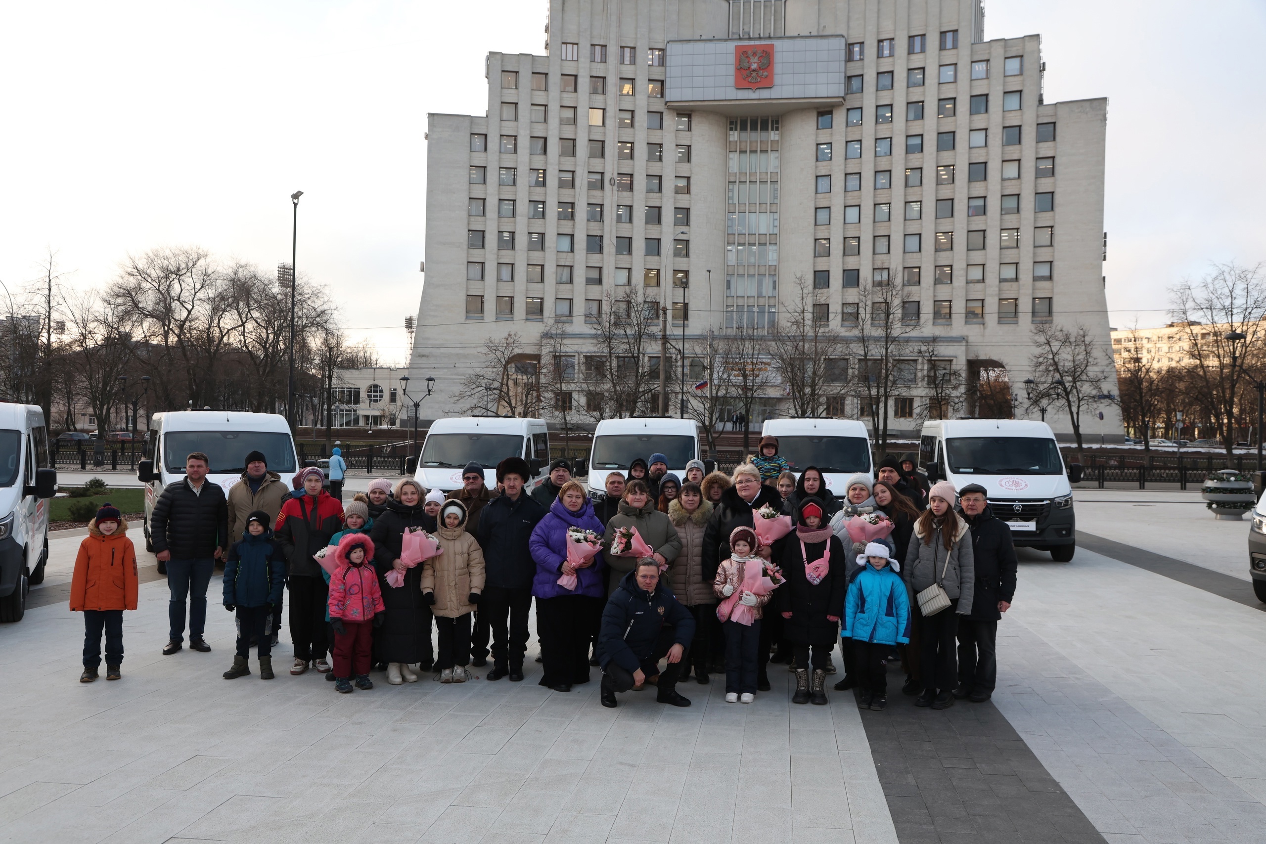 Многодетные семьи получили автомобили