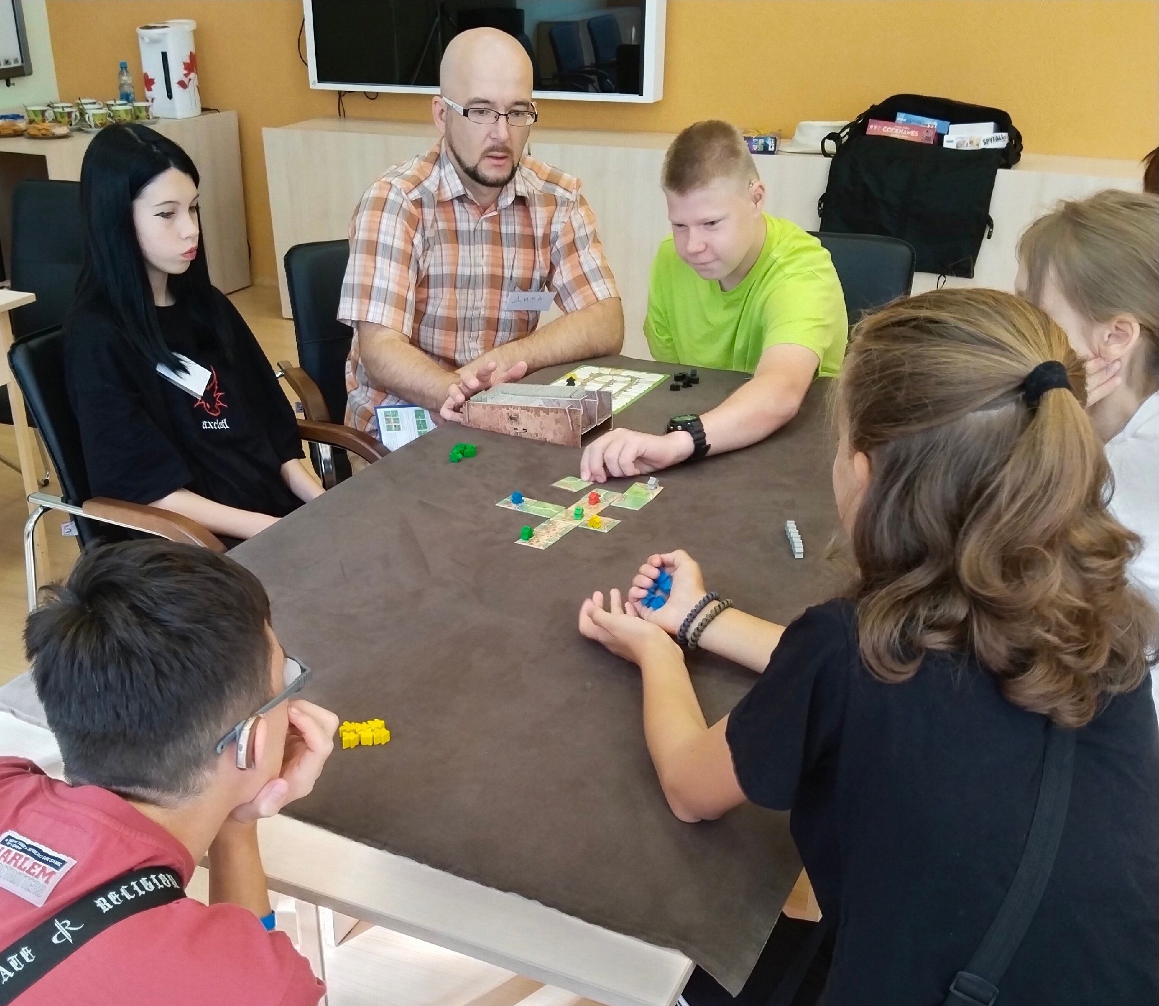 Подростки познакомились с настольными стратегическими играми