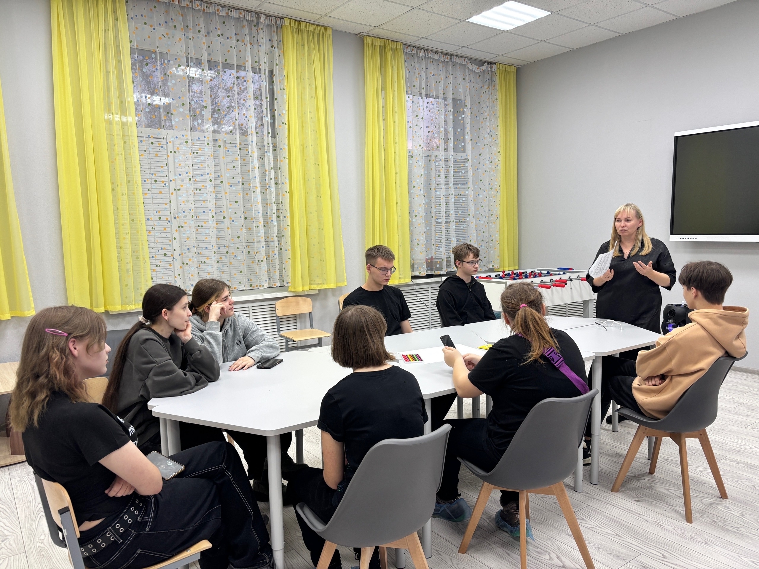 Подростки клуба «Республика ШкИД» приняли участие в тренинге «Навыки общения. Учимся презентовать себя»