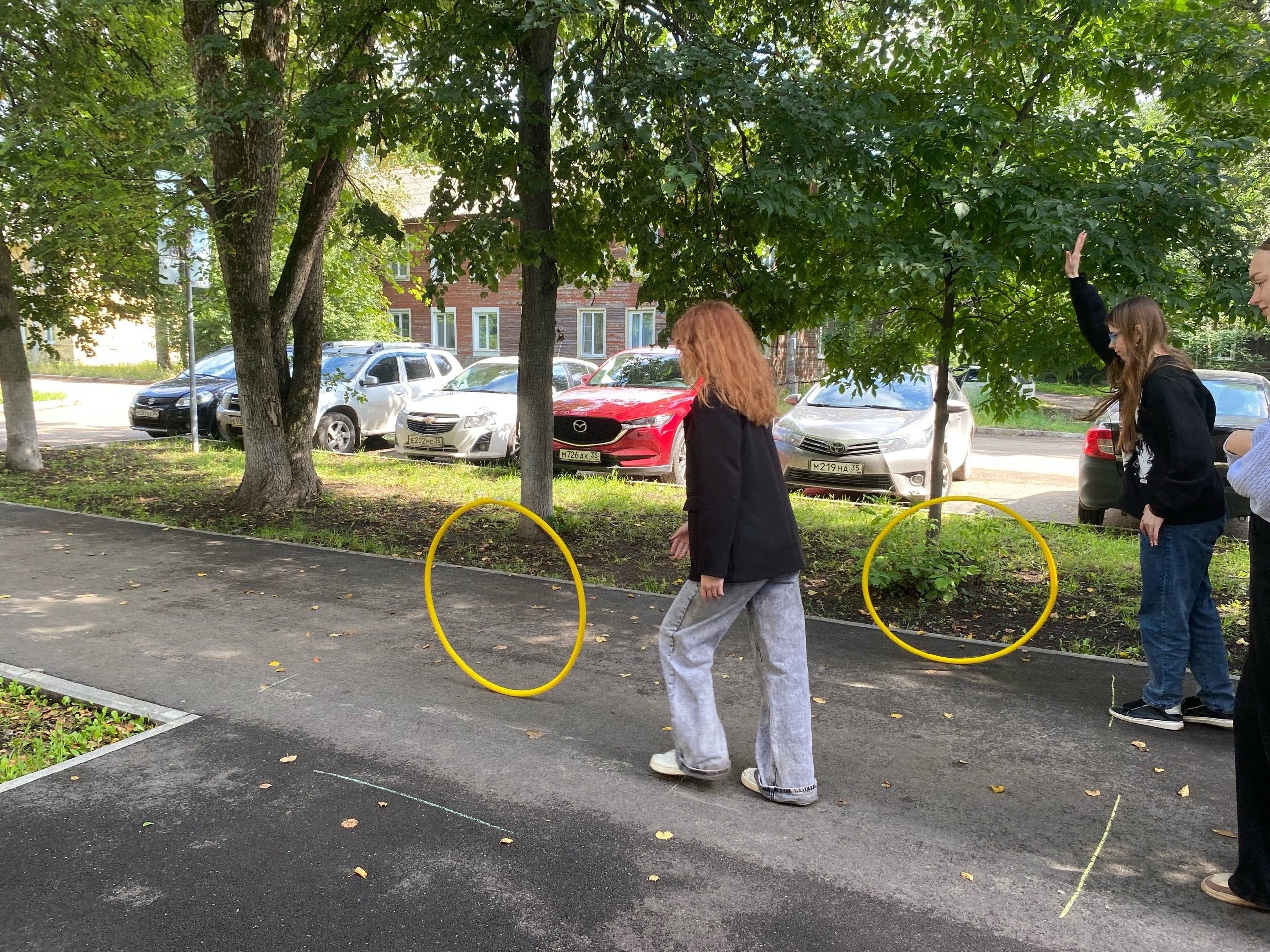 Участники трудовой бригады не только работают, но и занимаются спортом