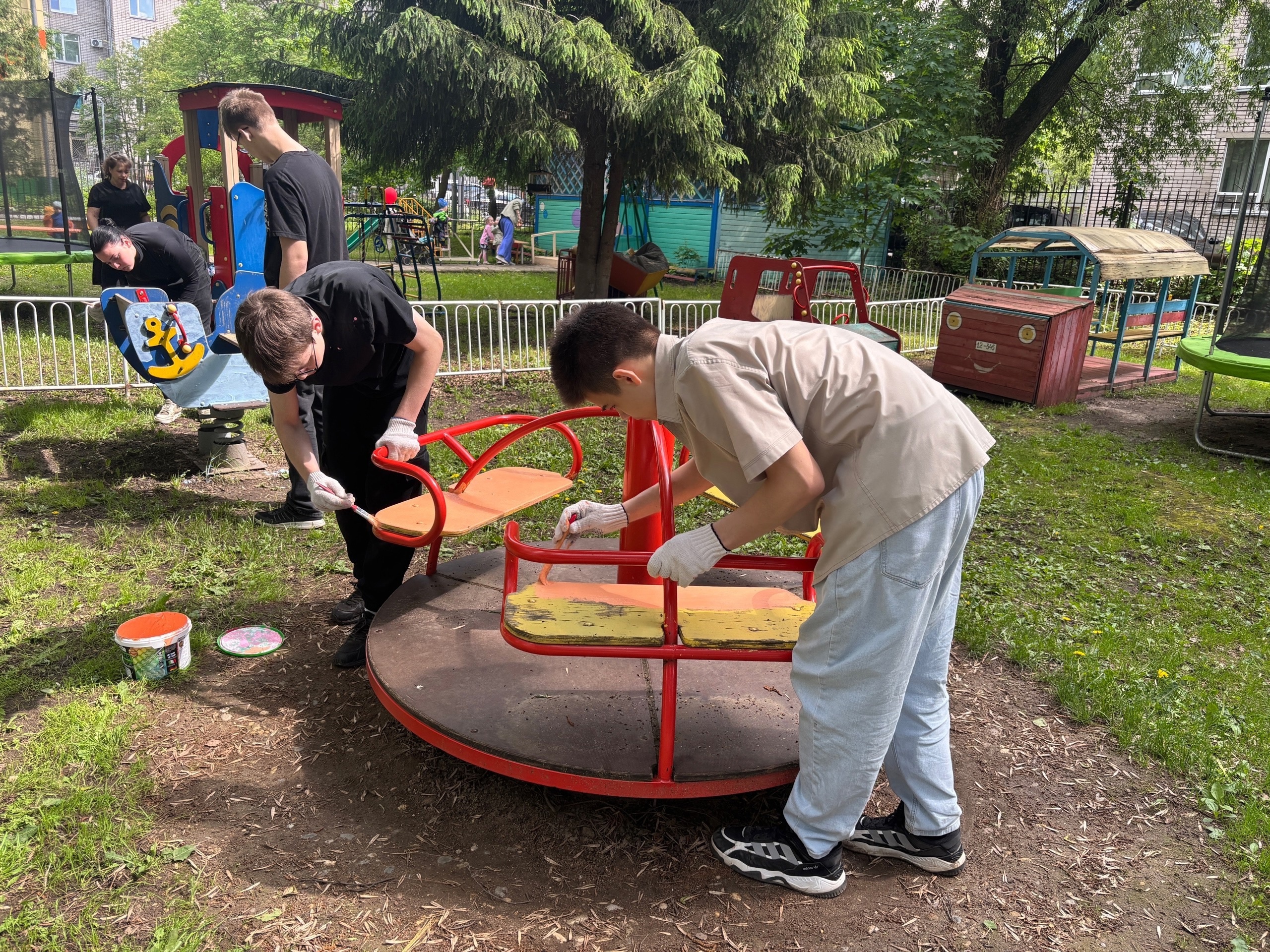 Трудовые будни подростков продолжаются - Волонтерский экспресс «Помощь рядом»