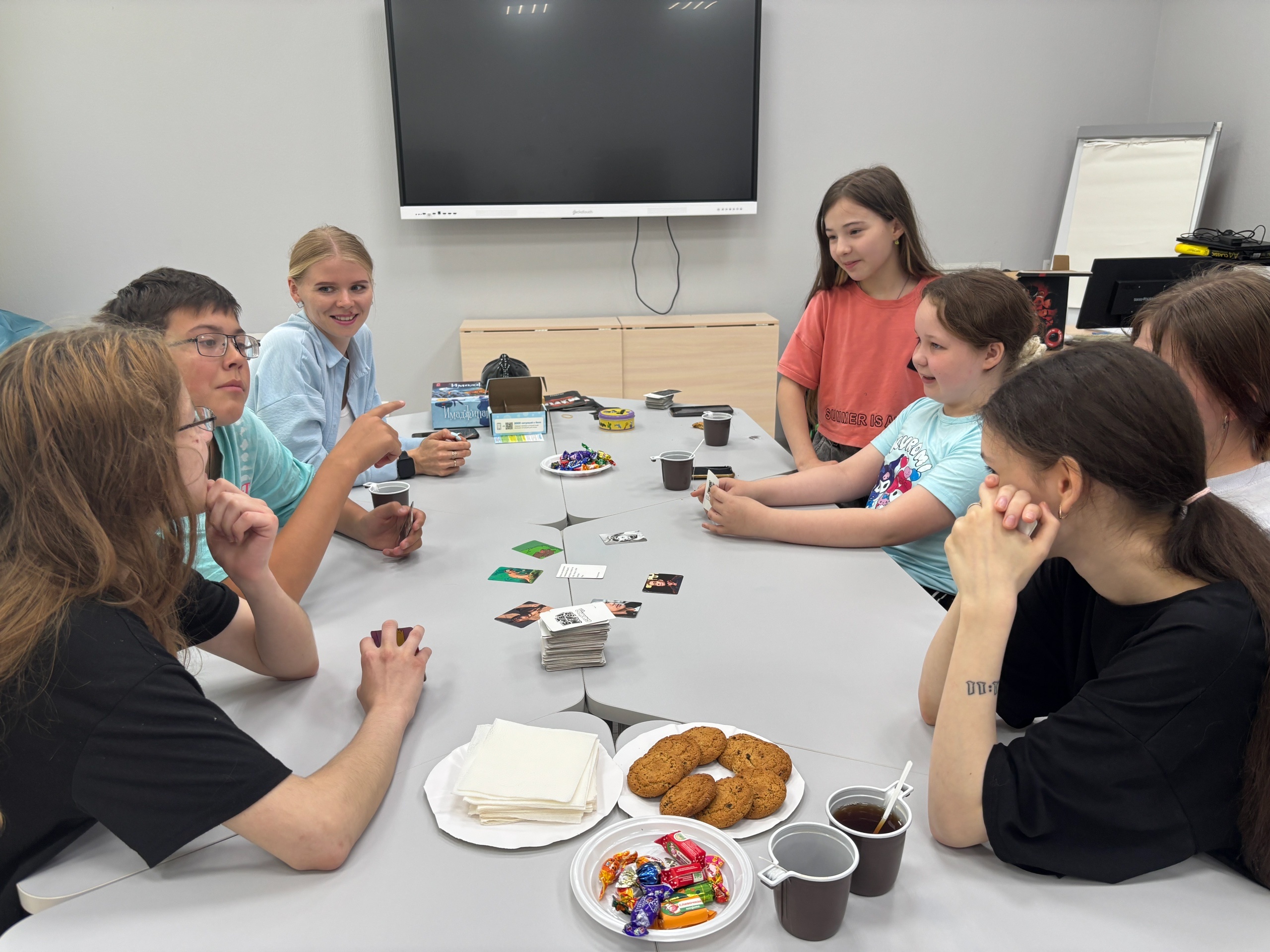 Для участников Клуба для подростков «Республика ШкИД» прошел день настольных игр «Игротека на столе»