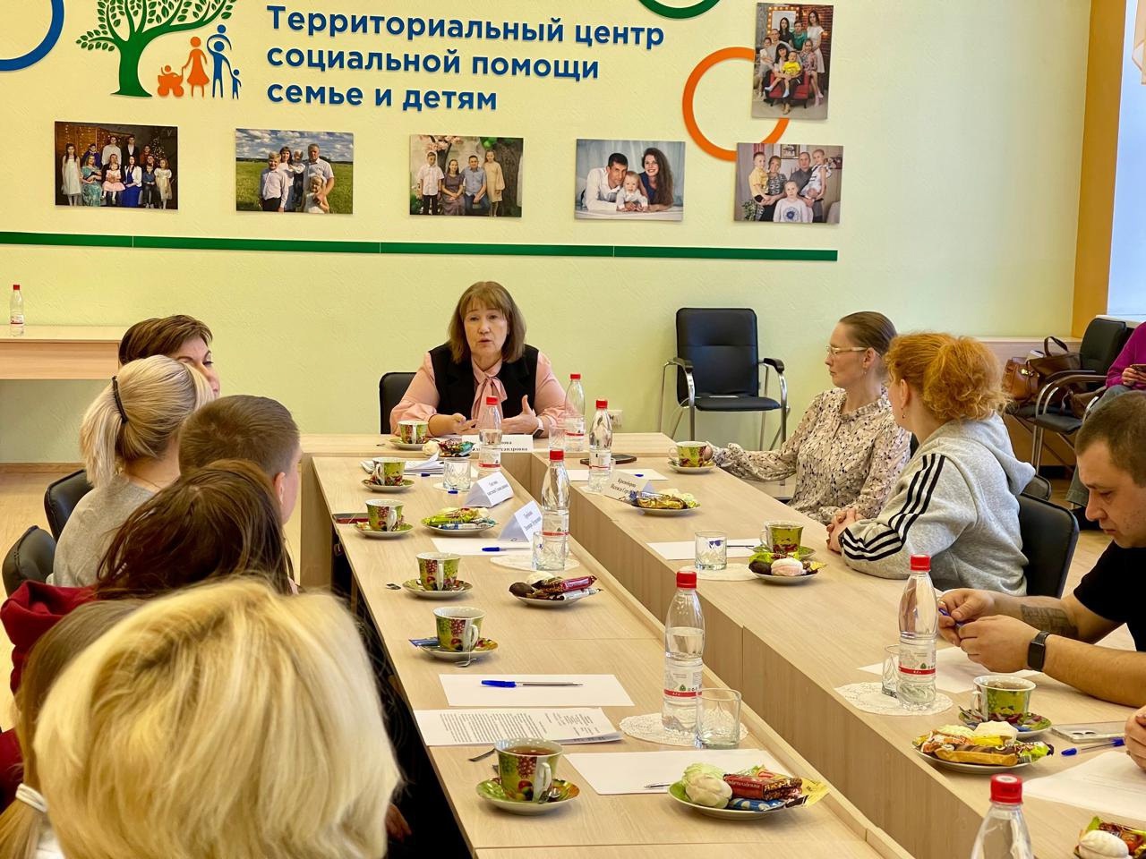 В Территориальном центре прошел круглый стол, организованный Уполномоченным по правам ребенка в Вологодской области О.А. Смирновой, по вопросам оказания помощи семьям участников специальной военной операции