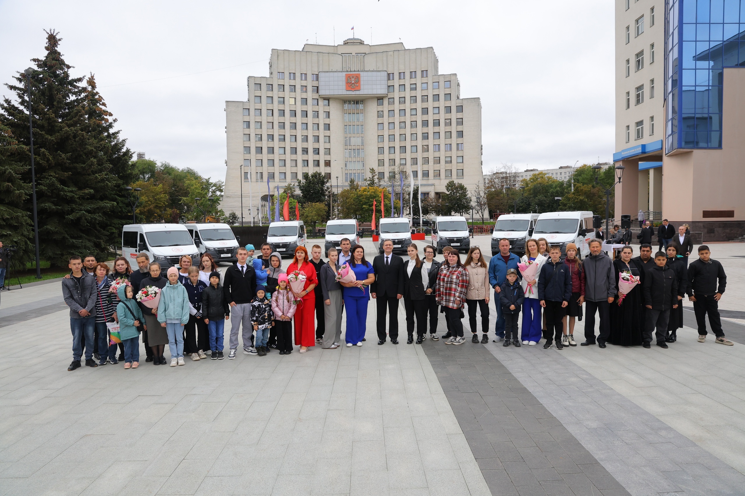 Восемь многодетных семей Вологодской области получили новые автомобили